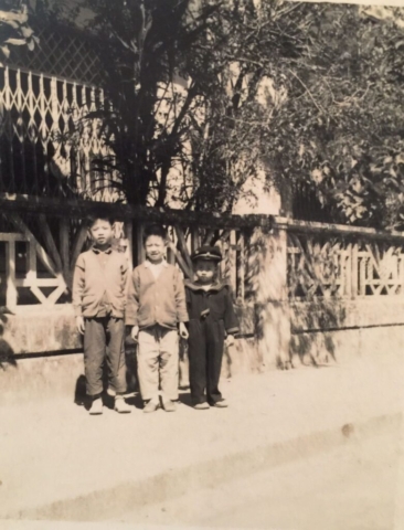 周家三兄弟攝於澳門家居門前（1958）